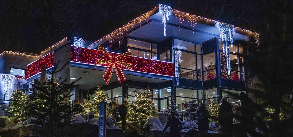 Skovbakken med julelys på facaden